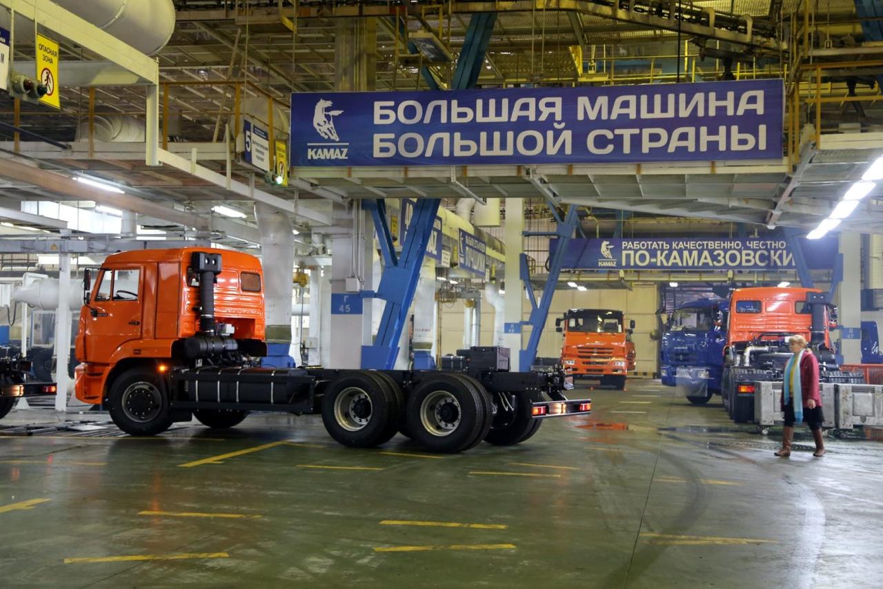 «КАМАЗ» запретил сотрудникам приносить на завод покупную еду из-за угрозы диверсий На заводах «КАМАЗа» в Набережных Челнах ввели запрет на пронос магазинной и заказной еды. Теперь сотрудникам разрешено приносить только домашнюю пищу в контейнерах. Об этом сообщает портал «Вести КАМАЗа», ссылаясь на распоряжение о мерах биологической и химической безопасности на предприятиях. «Принятое ограничение в документе объясняется необходимостью предотвращения потенциальных угроз массового отравления с учетом политической обстановки и вероятностью диверсий на фоне специальной военной операции на Украине», — говорится в сообщении. Фото: Milonia Larcius