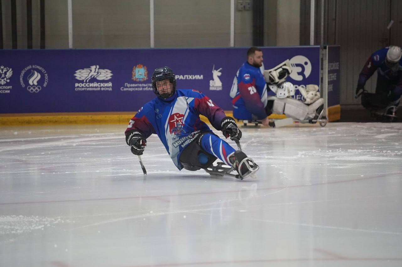В Самаре стартовал 3 й круг чемпионата России по следж хоккею в дивизионе Лига героев Кубок Герои нашего времени 31 октября в Самаре на площадке тренировочного комплекса МТЛ 2 дан старт третьему кругу чемпионата России по следж хоккею дивизиона Лига героев Кубка Герои нашего времени Соревнования проводятся в рамках XIII Международного спортивного форума Россия спортивная держава Награды турнира разыграют 8 команд Союз Приморский край Мужество Москва Булат Республика Башкортостан Донской Рубеж Ростовская область Гвардия Московская область СКА Стрела Санкт Петербург Татсиб Республика Татарстан и Север ХМАО Югра В составах региональных сборных также выступают ветераны специальной военной операции Участники соревнований игроки тренеры судьи организаторы фактически открывают спортивную программу форума Россия спортивная держава Это и честь и ответственность Следж хоккей один из самых зрелищных видов спорта динамичный яркий азартный Уверен вы подарите болельщикам много эмоций красивых голов острых моментов на пятачке Рад что Самара принимает такие соревнования паралимпийский спорт это спорт сильных духом настоящих бойцов Всем командам я желаю успеха в турнире и пусть победит сильнейший сказал глава города Самара Иван Носков Прямые трансляции соревнований смотрите на станице Паралимпийского комитета России в социальной сети ВКонтакте vkvideo ru playlist 124698094 31