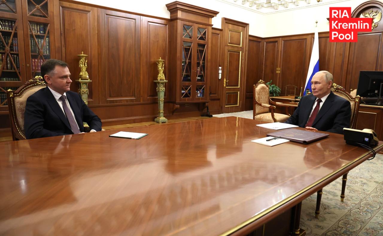Путин в понедельник продолжит серию международных телефонных разговоров, в ходе которых будет информировать коллег об итогах переговоров с Трампом, сообщили в Кремле Кроме того, президент примет с докладом врио главы Ростовской области Юрия Слюсаря