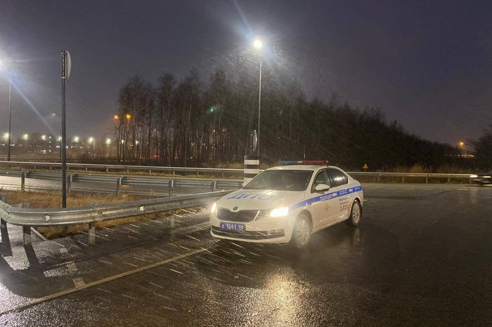 Движение на трассе Екатеринбург — Пермь полностью парализовано  Сегодня утро, 4 ноября, движение по Пермскому тракту в направлении Перми перекрыли из-за аварии. Об этом сообщили в пресс-служба ФКУ «Уралуправтодор».