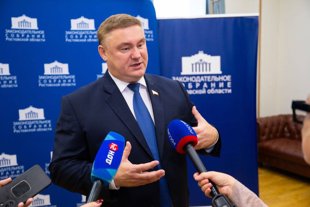 Комитет Законодательного Собрания Ростовской области по экономической политике на своем заседании рассмотрел и поддержал предложение регионального Правительства о присвоении звания Почетный гражданин Ростовской области бизнесмену и меценату Ивану Саввиди Председатель комитета Игорь Бураков подчеркнул что на получение звания Почетного гражданина Ростовской области впервые выдвинут предприниматель С момента введения этого звания в 2011 году мы добивались чтобы в числе почетных граждан Ростовской области обязательно были и предприниматели отметил Игорь Бураков Предприниматели всегда на передовой интересов нашей страны именно от них в значительной степени зависит как растут экономика и бюджеты всех уровней благополучие социальной сферы в целом и каждой семьи в частности Многие из предпринимателей не просто развивают свои предприятия платят налоги создают рабочие места но еще и несут большую общественную и социальную нагрузку С какими бы вызовами мы не сталкивалась они откликаются в числе первых приходят на помощь подставляют плечо Вот и Иван Игнатьевич Саввиди например с начала специальной военной операции оказал поддержку нашим военнослужащим и жителям воссоединенных регионов в объеме уже более полутора миллиардов рублей также поддерживает строительство и воссоздание храмов спорт культуру огромное число других важных общественных инициатив