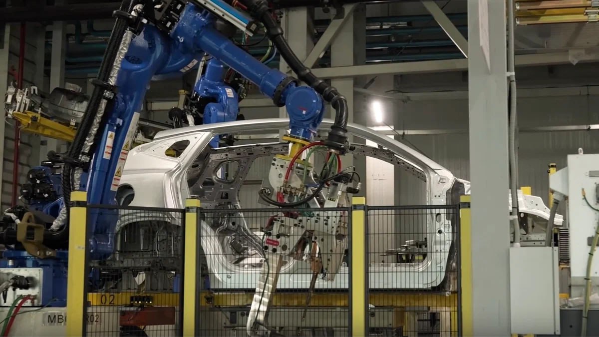 Бывший завод General Motors в Шушарах возобновит работу в 2026 году Автозавод General Motors в Шушарах принадлежащий холдингу АГР будет перезапущен в 2026 году сообщил глава комитета по промышленной политике Петербурга Валерий Ситов в интервью Фонтанке На предприятии планируют выпускать седаны и кроссоверы от трёх до пяти моделей Подробности о марках и объёмах производства пока не раскрываются Ранее сообщалось что на бывшем российском заводе GM будут выпускать Jaecoo J7 под новым брендом Jeland autonews youtube