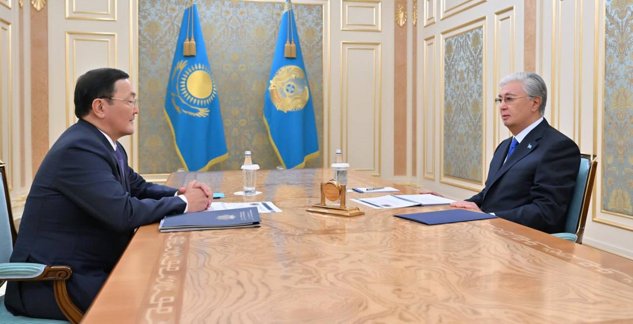 Глава государства принял Генерального прокурора Берика Асылова Президент заслушал доклад о состоянии законности в стране и итогах работы по приоритетным направлениям надзорной деятельности Берик Асылов сообщил что в этом году спецпрокуроры направили в суд 55 уголовных дел осуждены 112 человек ещё 80 дел находятся в производстве Возмещённый ущерб составил 14 4 млрд тенге арестовано имущество на 105 млрд За два года возвращены активы на 850 млрд тенге на которые строятся около 400 социальных объектов 60 уже завершены Отдельно отмечено что в целях реализации Послания Президента народу Казахстана и перехода к проактивной поддержке бизнеса проводится работа по переименованию ведомства Генеральной прокуратуры Новый формат позволит сосредоточиться на создании благоприятного инвестиционного климата и долгосрочной защите прав предпринимателей и инвесторов Президент поручил продолжить работу по обеспечению законности во всех сферах и утверждению в обществе принципа Закон и Порядок baq rus