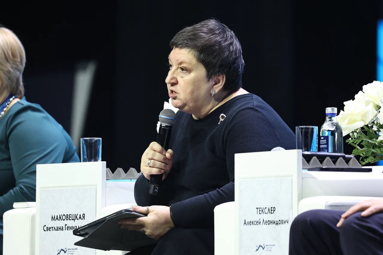 На пленарной сессии член президиума Совета по развитию гражданского общества и правам человека при Президенте РФ Светлана Маковецкая рассказала что некоммерческие организации в полной мере являются драйверами социального развития Двигатель любых изменений это человек которому для действия нужен не какой то расчет а повод Повод объединиться с другими выйти из зоны комфорта или поверить в себя И некоммерческие организации как раз и создают такие условия являясь уникальными драйверами развития в этом смысле НКО создают повод для прорыва выступая гуманитарной технологией проб и ошибок В некоторых случаях особенно в социальной сфере невозможно рисковать целой сетью или отдельными направлениями деятельности Крупные системы боятся такого подхода так как это один из элементов устойчивости А некоммерческие организации это легитимная площадка для экспериментов отметила она Фото Юлия Боровикова Вечерний Челябинск