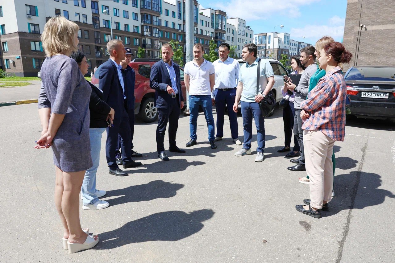 В ЖК «Императорские Мытищи» прошла встреча с жителями по вопросам ЖКХ Встречу в формате срочной выездной администрации по обращениям жителей Тенистого бульвара в ЖК «Императорские Мытищи» провел заместитель главы городского округа Александр Хаюров. На оперативном совещании также присутствовали специалисты министерства чистоты, депутатского корпуса, территориального управления, управляющей компании и ресурсоснабжающих организаций. «21 июня здесь произошло автоматическое отключение электроснабжения, – пояснил Александр Хаюров. – Аварийная ситуация была оперативно устранена, электроснабжение восстановлено, все системы работают в штатном режиме. Жители с пониманием отнеслись к сложившейся ситуации. На период отсутствия ресурса управляющая компания оперативно информировала в общедомовых чатах о ходе восстановительных мероприятий. Также в ходе встречи жители Тенистого бульвара подняли тему ненадлежащего качества холодного водоснабжения в доме №21. На ближайшее время запланирован совместный выезд с сотрудниками министерства чистоты, УК «Гранель Гарант» и ресурсоснабжающей организацией по адресу Тенистый бульвар д. 14, д. 21 и д. 23, где будут взяты пробы воды, проведены лабораторные исследования. В случае превышения нормативов будут приняты меры для устранения проблемы». #мытищи_новости