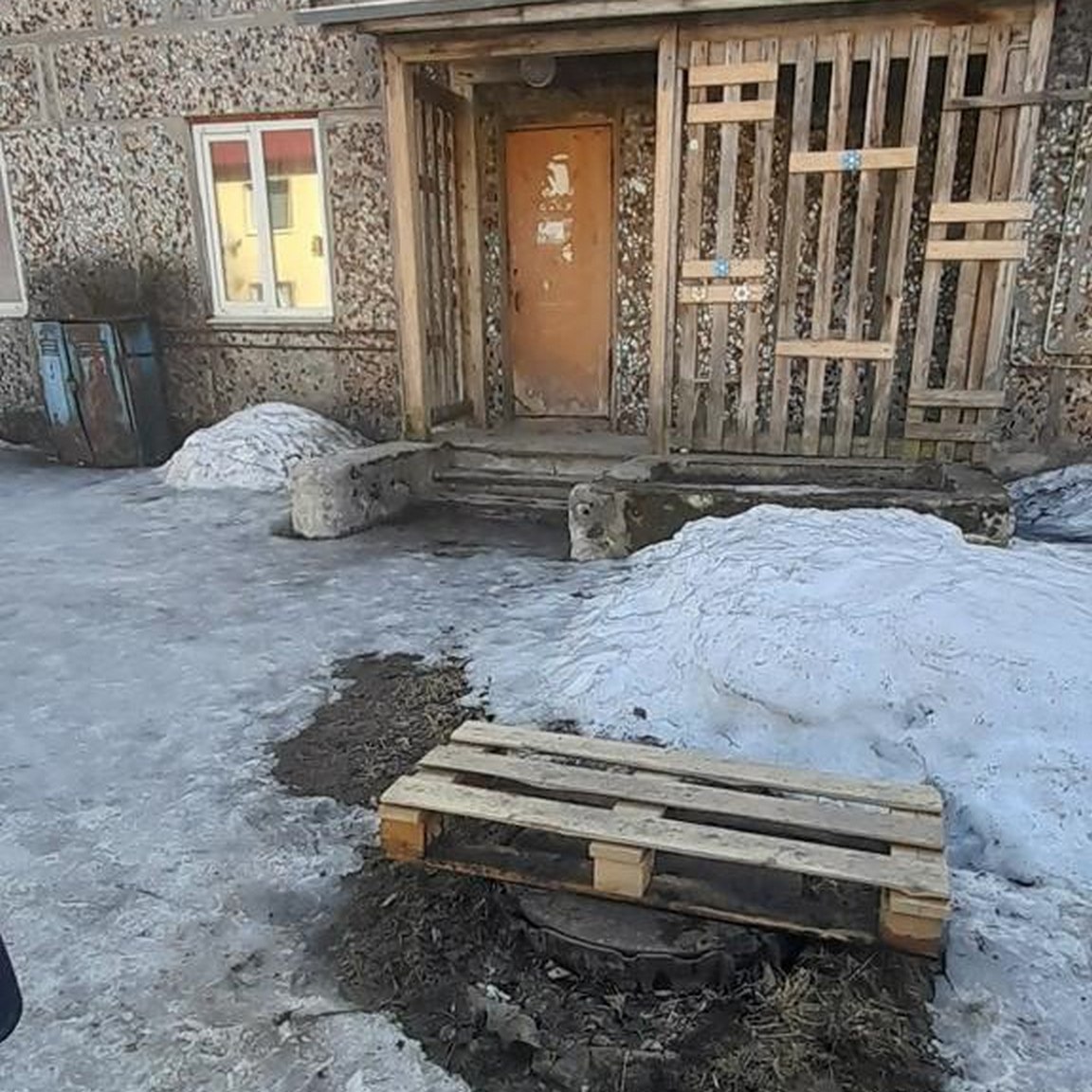 #Карелия #инцидент В Карелии девушке, упавшей в канализационный колодец, выплатят компенсацию. Прокуратура Медвежьегорского района провела проверку. Прокурор района внес директору МУП «Наш город» представление, которое находится на рассмотрении. Кроме того, решается вопрос о направлении в суд иска о взыскании с предприятия в пользу ребенка компенсации морального вреда. Напомним, в люк провалилась 17-летняя девушка, не посмотревшая внимательно под ноги. После происшествия местные жители сообщили о проблеме в «Водоканал», однако работники коммунальной службы не поставили крышку, а лишь накрыли люк поддоном, который приобрели сами жильцы. Люк появился через пару дней.