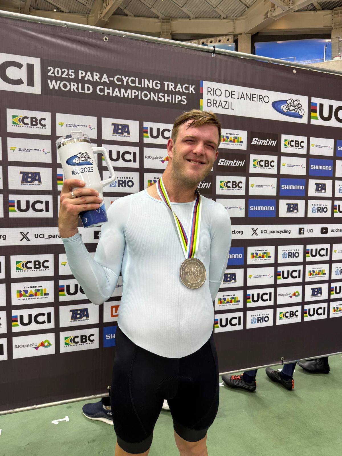 Иван Ермаков завоевал еще одну медаль чемпионата мира по паравелоспорту на треке который проходит в Рио де Жанейро Он стал обладателем серебра по итогам гонки скретч Поздравляю Ивана с очередным успехом