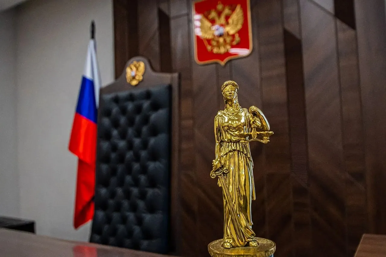 Исследователь сталинских репрессий на Урале арестован в Екатеринбурге Исследователь репрессий на Урале Олег Новоселов внесен Росфинмониторингом в реестр террористов и экстремистов взят под стражу по решению суда Ъ Урал Ему инкриминируется ч 1 1 ст 205 1 УК РФ склонение или вербовка к содействию террористической деятельности сообщили Ъ Урал в пресс службе судов Свердловской области Верх Исетский районный суд Екатеринбурга отправил Новоселова в СИЗО до 22 июня Новоселов изучал в архивах Свердловской области данные о репрессиях сталинского периода и делал публикации об этом в своем телеграм канале сообщает Ъ Урал uralweb ru