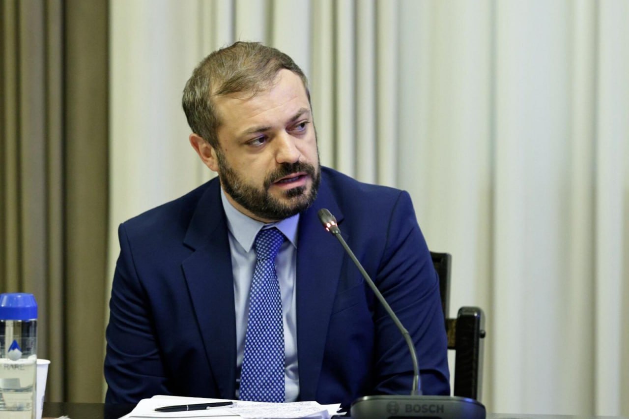 Армения превратилась из страны, экспортирующей металлолом, в страну, производящую готовую металлопродукцию, полностью удовлетворяющую внутренний рынок, а также стремящуюся к ее экспорту. Об этом заявил министр экономики Геворг Папоян на заседании правительства Республики Армения 7 августа, представляя порядок лицензирования импорта стальной арматуры в Армению и проект решения об установлении основной формы лицензии. Он пояснил, что проект исходит из недавно принятого Национальным Собранием РА закона, устанавливающего базовую пошлину в размере 29 тысяч драмов за каждую тонну металлопродукции, импортируемой в Республику Армения из третьих стран. Министр отметил, что в результате деятельности правительства за последние годы было инвестировано до 150 миллионов долларов, уже создано 1000 рабочих мест, увеличилось использование местного лома черных и цветных металлов. «Десятилетиями из Армении под видом металлолома вывозилось заводское оборудование, целые сборочные линии, различные виды металлов и автомобильные кузова. Затем правительство приняло решение о введении пошлины, что создало определённые препятствия для их экспорта», — сказал Папоян. По его словам, в Армении последовательно открывались литейные и металлообрабатывающие заводы, что обеспечивало новые рабочие места, добавленную стоимость, новые организации, экспорт и налоги. «Благодаря политике правительства, действующие в Армении заводы по производству готовой металлопродукции полностью покрывают внутренний рынок и имеют экспортные амбиции», — подчеркнул глава ведомства, добавив, что в Армении производится не только металлическая арматура, но и востребованная и качественная продукция, например, алюминиевые аккумуляторы. «В сферу вложены очень большие инвестиции, создано большое количество рабочих мест, и мы продолжаем эту политику. По сути, данный проект решения правительства является логическим продолжением этой политики», — подытожил Папоян.