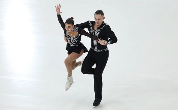 Азербайджан обратился в МОК из за музыки армянских фигуристов Национальный олимпийский комитет НОК Азербайджана подал протест в Международный олимпийский комитет МОК в связи с музыкальным выбором армянских фигуристов на зимних Олимпийских играх 2026 года в Милане и Кортина д Ампеццо Об этом сообщает пресс служба НОК Азербайджана Поводом для жалобы стала короткая программа пары Карины Акоповой и Никиты Рахманина которые представляют Армению и выступают под инструментальную композицию Арцах армянского автора Ары Геворгяна В НОК Азербайджана заявили что термин Арцах армянское название Нагорного Карабаха отражает идеологическую сущность незаконной и сепаратистской политики и его использование на спортивном мероприятии явно носит политический и идеологический смысл что противоречит олимпийским ценностям Getty Images Подписаться на РБК Спорт