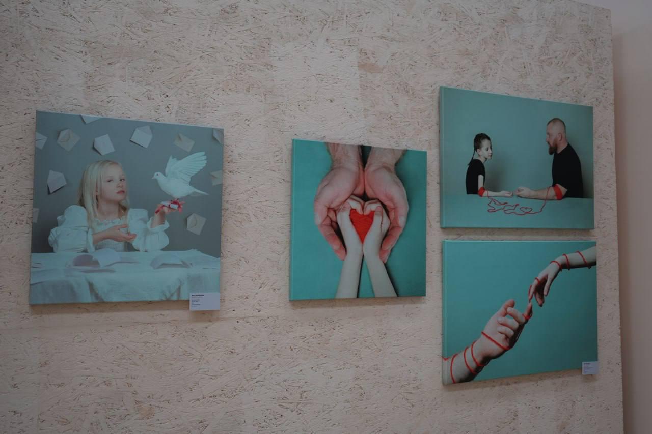 В Макеевке открылась международная выставка Искусство и мир Великая Победа Жизни В экспозиции представлено около 170 работ художников из 15 стран включая живопись графику скульптуру фото и цифровое искусство Особенно отметили две работы местных талантов Виктории Комаровой из Донецка и Андрея Мироненко из Мариуполя Их произведения заняли достойное место среди лучших работ международного сообщества Выставка проходит в Музее трудовой доблести Донбасса и ждёт гостей до 11 ноября