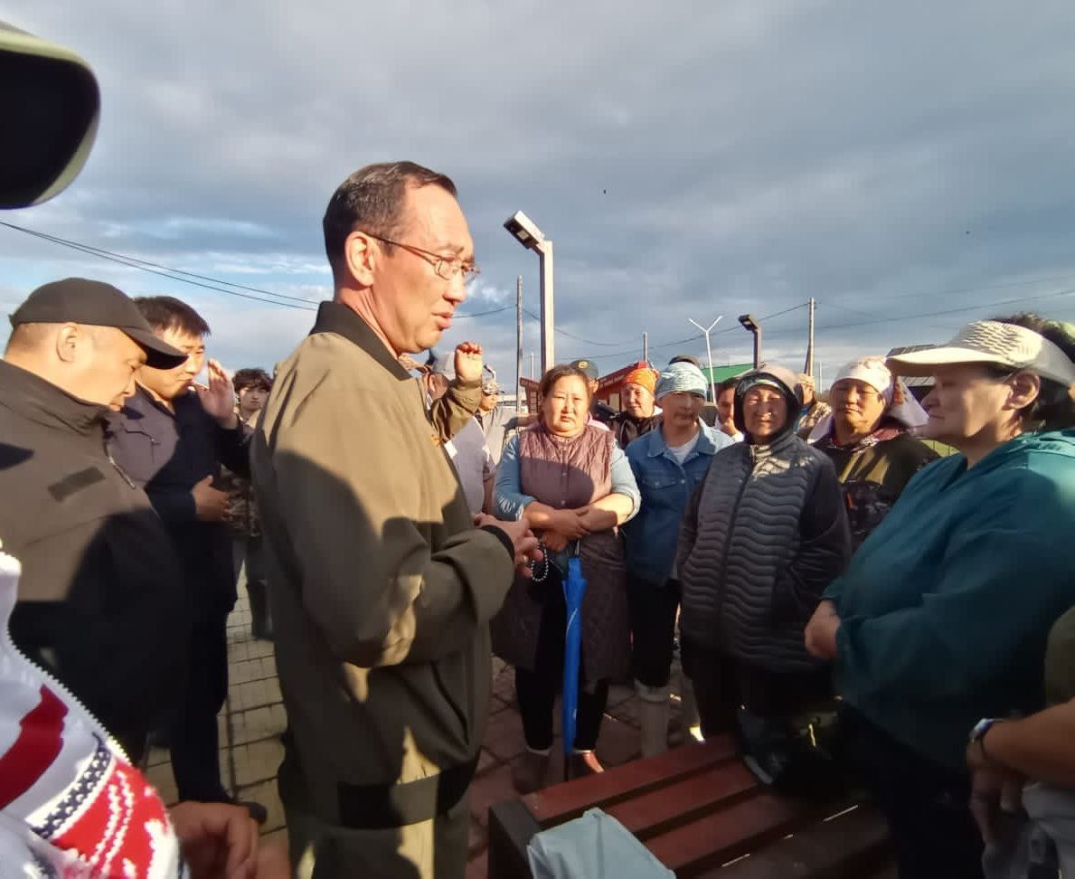 #паводок2025  Глава Якутии Айсен Николаев работает в Оймяконском улусе    В эти выходные дни, 26-27 июля, Глава Республики Саха  Якутия  Айсен Николаевич работает в Оймяконском улусе. Сегодня Ил Дархан на вертолёте совершил облёт территории пострадавших от паводка территорий населенных пунктов с.  Сордоннох - уч. Куйдусун - Томтор. На участке Куйдусун встретился с населением сел Томтора и Сордонноха, сообщил глава МО "2-й Борогонский наслег" Алексей Винокуров.  Далее участники рабочей группы облетели уч. Хара Тумул - уч. Берег Юрдя - с. Оймякон. В сквере Победы села Оймякона состоялась встреча Ил Дархана также с жителями пострадавших от летнего паводка уч. Хара Тумул и Берег Юрдя.  Завтра с утра у Главы Якутии Айсена Николаева запланирована работа в райцентре Оймяконья, п. Усть-Нере.    Тамара Винокурова, общ. корр. улусной газеты "Хотугу сардана".    Подписаться