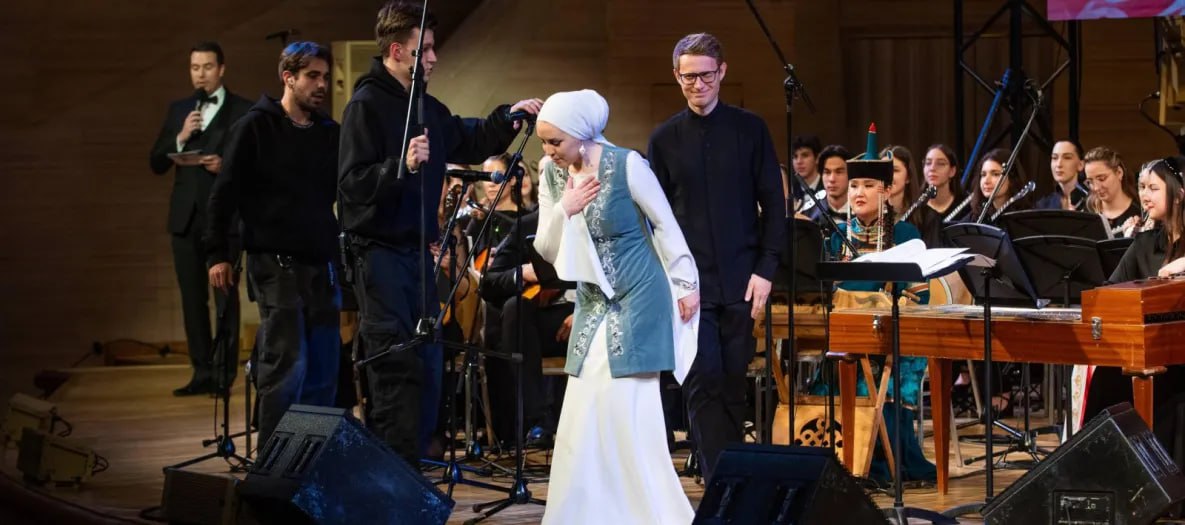 Хабаровский дирижёр выступил с юношеским оркестром в Москве Художественный руководитель Хабаровской филармонии Александр Веретенников представил Дальний Восток страны на Всероссийском форуме юношеского оркестра национальных инструментов в Москве Главная цель мероприятия поиск эффективных стратегий развития национального академического исполнительского искусства России Участники форума руководители профессиональных творческих коллективов профессорско преподавательские составы ведущих учебных заведений рассмотрели исполнительство на национальных инструментах народов России как вид профессионального искусства дали оценку содержанию профессионального образования на современном этапе степени востребованности выпускников Дирижер из Хабаровска также выступил в качестве спикера на одной из дискуссионных площадок форума а также вошел в состав жюри и оргкомитета престижного международного фестиваля Баян и баянисты todaykhv