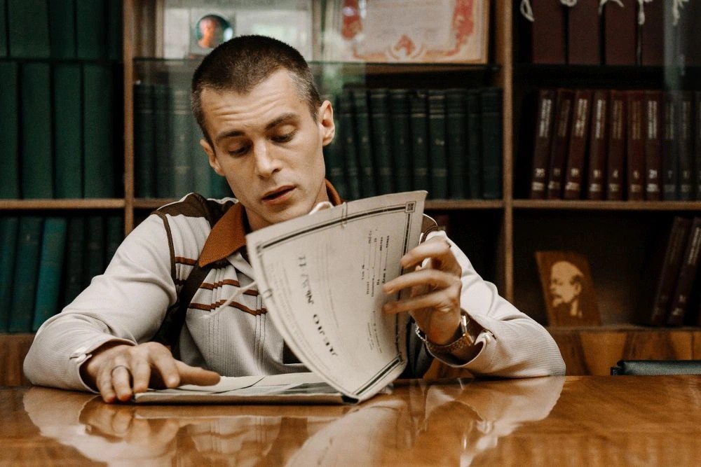 Шо? Wink продлевает триллер «Фишер» еще на два сезона!  Шоураннерами и режиссерами одной из частей станут Сергей Тарамаев и Любовь Львова  режиссеры первого сезона . Режиссером-постановщиком другой будет Ольга Френкель. Актерский состав пока не раскрывается.