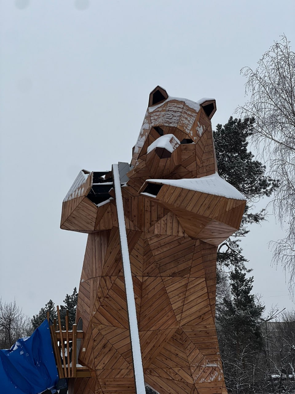 Огромную фигуру медведя из дерева собрали в красноярском Центральном парке  В Центральном парке Красноярска понемногу продолжается реконструкция. Там собрали основание для большой горки — фигуру медведя из дерева. Это часть игровой площадки «Берлога». Высота 8 метров. Фото и видео опубликовала группа «Центральный парк. Возрождение» в VK.  Напомним, срок окончания модернизации неизвестен. В этом году парк точно не откроется.  Newslab