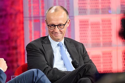 Мерц пригрозил одной стране ЕС Германия готова рассмотреть вопрос о приостановке финансирования Словакии Европейским союзом ЕС за отклонение страны от «общего направления» объединения. Об этом на конференции WDR Europaforum заявил канцлер ФРГ Фридрих Мерц, передает Bloomberg. «Всегда есть возможность забрать у них европейские средства. Если это будет необходимо, мы будем действовать», — предупредил он. Мерц также раскритиковал Венгрию, которая уже потеряла значительную часть финансирования ЕС, и напомнил, что страны ЕС будут сталкиваться с последствиями несоблюдения законов и норм блока. Ранее Мерц заявил, что Германия и союзники по НАТО готовы защищать каждый дюйм территории альянса. «Любой, кто бросает вызов НАТО, должен знать, что мы готовы», — предупредил он.