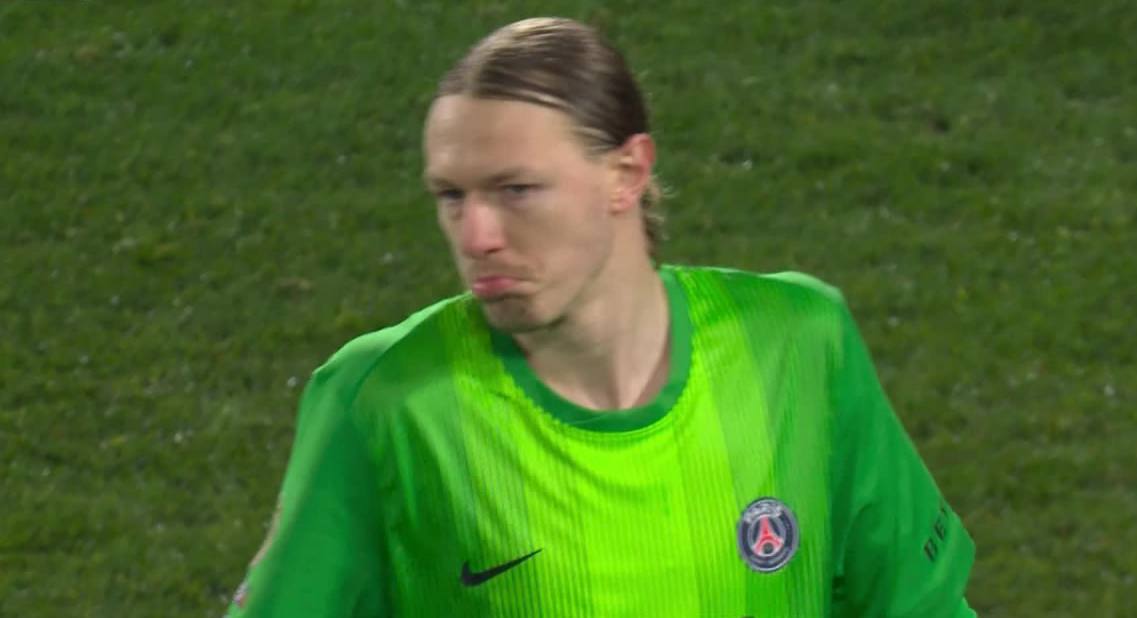 Мотя Сафонов тащит пенальти в матче со Страсбуром а уже через пару минут ПСЖ открывает счёт