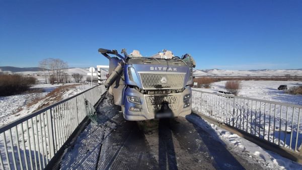 Грузовику оторвало крышу на Генеральском мосту в Заиграевском районе Бурятии.  Большегруз Sitrak не вписался в габаритную рамку - специальный ограничитель, показывающий, что проезд крупногабаритному транспорту запрещён.    - Инспекторам ДПС он сообщил, что туда его завёл навигатор и к тому же его ослепило солнце, - рассказали «Байкал-Daily» в УГИБДД по Бурятии