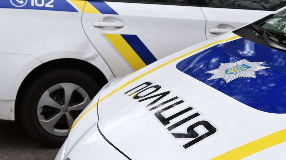 Украинские силовики проводят обыски у соратника Зеленского СИМФЕРОПОЛЬ 10 ноя РИА Новости Крым Детективы Национального антикоррупционного бюро Украины НАБУ проводят обыски у совладельца фирмы Квартал 95 бизнесмена и соратника Владимира Зеленского Тимура Миндича а также экс министра энергетики Германа Галущенко Об этом сообщил депутат Верховной рады Ярослав Железняк Этот день настал НАБУ проводит обыски у Миндича И у Германа Галущенко тоже обыск НАБУ написал он в Telegram канале Нардеп также добавил что Миндича перед проведением обысков резко вывезли из страны По словам Железняка бизнесмен будет скрываться в Израиле и Австрии Нардеп добавил что обыски также проходят в офисе государственного предприятия Энергоатом являющегося оператором Ровенско Подробнее