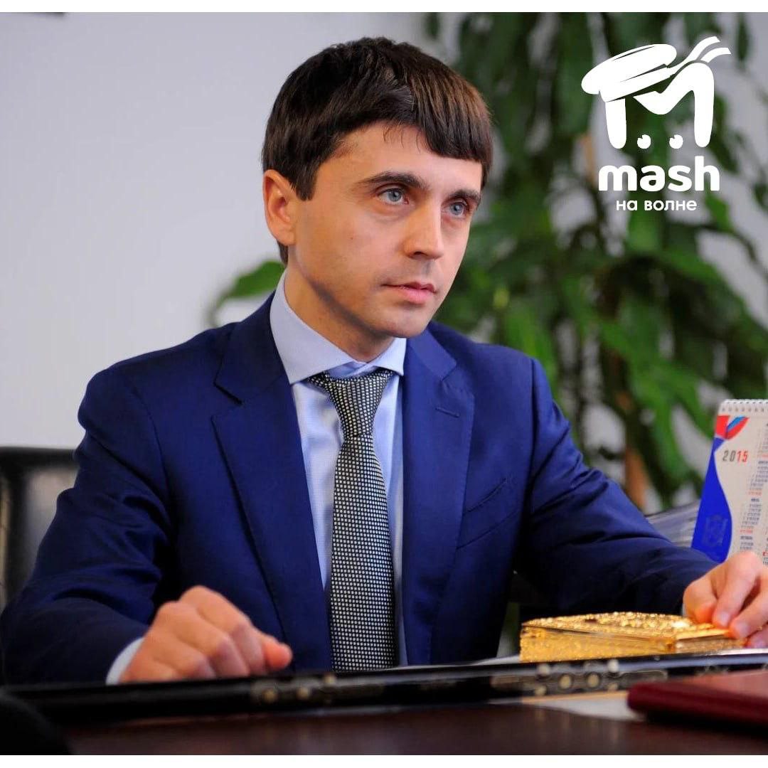 У родственников экс депутата Госдумы отобрали и снесли нелегальные магазины пока он в розыске Руслан Бальбек с братом застроили набережную Судака но всё оформили на близких Пока бывший чиновник скрывается предположительно в Турции администрация города начала снос самостроя В июле убрали магазин Мерло построенный на участке где торговля вообще запрещена Там же на Кипарисовой аллее снесли два торговых павильона которыми пользовалась тётя Гульнара Бальбек В августе демонтировали и незаконное ограждение захватившее более тысячи квадратов муниципальной земли В схемах крышевания разбираются правоохранители Mash на волне crimea 24
