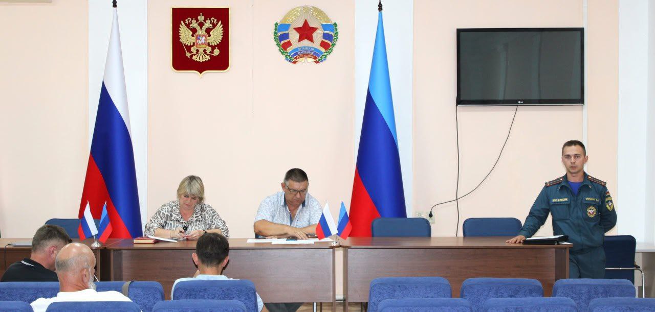 Безопасность на первом месте: заседание комиссии по предотвращению пожаров в Белокуракинском районе В условиях повышенной пожарной опасности вопросы предотвращения чрезвычайных ситуаций выходят на первый план. Так, в Администрации Белокуракинского м.о. состоялось заседание комиссии, посвященное этой актуальной теме. В мероприятии принял участие и отдел надзорной деятельности и профилактической работы МЧС России. Наши специалисты подчеркнули необходимость строгого соблюдения мер безопасности, особенно в условиях, когда в регионе введён особый противопожарный режим. В этот период строго запрещается сжигание бытовых и растительных отходов - не секрет, что именно это одна из основных причин возникновения лесных и полевых пожаров. Настоятельно призываем всех граждан соблюдать правила пожарной безопасности, чтобы избежать неприятностей, сохранить имущество и, что самое важное, жизнь и здоровье людей. #БудьВКурсе оперативных событий в МЧС России ГУ МЧС России по ЛНР Подпишись ВК ОК Рутуб
