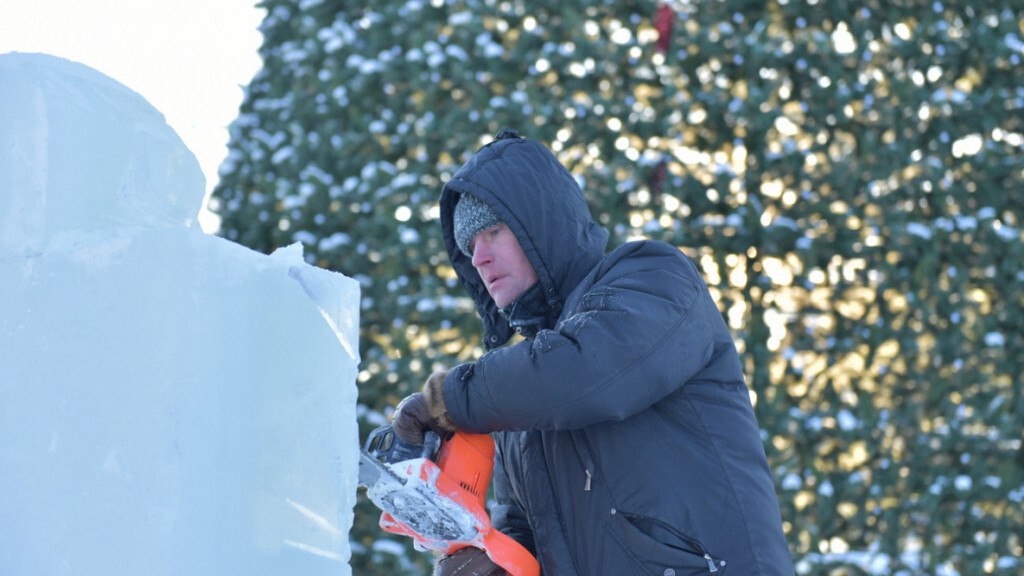 Названа дата демонтажа главного снежного городка Барнаула Этот вопрос обсудили на совещании которое прошло в городской мэрии 20 января По словам замглавы Барнаула Андрея Курышина соответствующие работы стартуют 26 января Проезд машин в этой локации разрешат в начале февраля Участники встречи рассмотрели и другие актуальные вопросы функционирования городского хозяйства На контроле мэрии остается вопрос соблюдения перевозчиками графика работы и выхода подвижного состава на линию Замглавы администрации города по городскому хозяйству и транспорту Сергей Татьянин доложил морозы в краевой столице прошли без серьезных аварий на теплосетях От жителей многоквартирных домов поступали точечные обращения по температурному режиму уточнили в администрации Барнаула