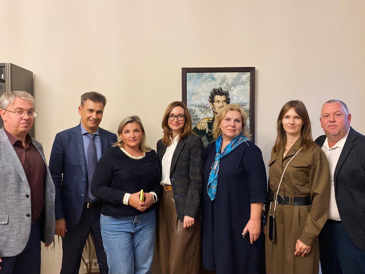 Делегация Краснодарского края приехала в Петербург для обмена опытом Сегодня в Северной столице состоялась встреча председателя Комитета по печати Владимира Рябовола с делегацией департамента информационной политики Краснодарского края Гостям было интересно не только ознакомиться с работой коллег из Петербурга но и поделиться собственными наработками рассказав о деятельности Дома журналистики в Краснодаре Также в ходе встречи участники окунулись в богатую историю Дома журналиста в Санкт Петербурге где им рассказали о значимых мероприятиях и функционале учреждения направленных на поддержку и развитие профессионального сообщества Среди участников обсуждения присутствовали заместитель председателя Комитета Марина Мерцалова председатель Санкт Петербургского отделения Союза журналистов России Дмитрий Шерих генеральный директор и главный редактор телеканала Санкт Петербург Екатерина Ходаринова главный редактор издания Петербургский дневник Кирилл Смирнов и директор Дома журналиста Андрей Ильин В завершение встречи участники выразили уверенность что обмен опытом станет надежным фундаментом для дальнейшего взаимовыгодного сотрудничества