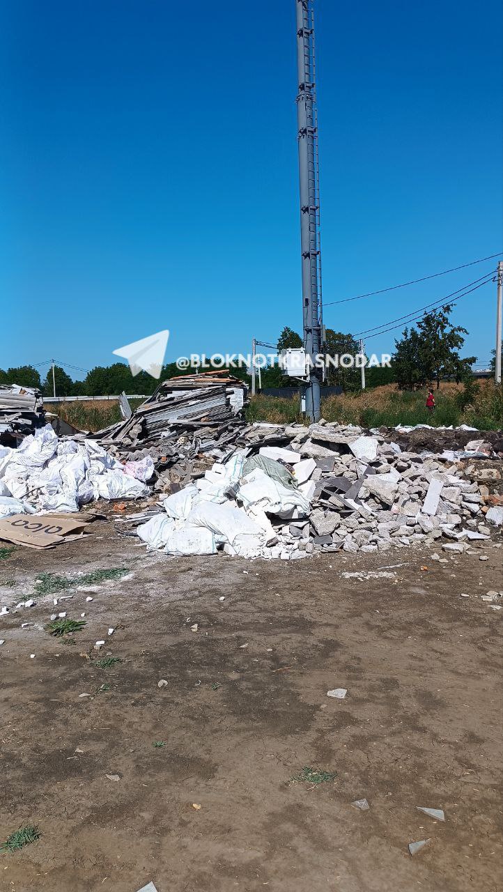 «Устроили свалку около многоэтажки»: краснодарцы поймали с поличным «чёрного» мусорщика  Нарушитель орудовал на территории в районе улицы Дубравной, 1. По словам очевидцев, неизвестный внаглую сваливал строительные отходы прямо на землю недалеко от многоэтажки.  - На вопрос: кто ему разрешил здесь бросить мусор, он ответил, что сам себе разрешил. Якобы все сюда свозят отходы, и он тоже решил. Почему люди позволяют себе подобное поведение, почему это безнаказанно? – задаётся вопросом местная жительница.   ‍ Объявления работа   Купи/продай авто  Найти врача