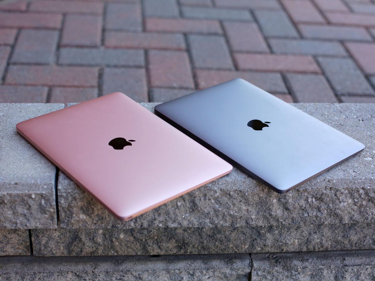 Apple скоро выпустит ультрабюджетный MacBook с чипом от iPhone Аналитик TFI Securities Мин-Чи Куо заявил, что Apple может впервые выпустить MacBook, работающий не на чипах серии M, а на мобильном процессоре A18 Pro. Это тот самый чип из iPhone 16 Pro. По словам эксперта, производство стартует в конце 2025 или начале 2026 года. Новый ноутбук сохранит 13-дюймовый форм-фактор и, по слухам, выйдет в новых цветах: серебристом, розовом и жёлтом. Главное, что снижение цены будет значительным. Apple планирует произвести 5–7 млн единиц, что указывает на попытку охватить массовый рынок с устройством дешевле текущего MacBook Air за $999. Отметим, что чип A18 Pro немного уступает M4 в многоядерных задачах, но его производительность сопоставима с M1. Для большинства повседневных задач, включая работу с браузером, документами и мультимедиа, его мощности вполне достаточно. Такой MacBook может стать новым «народным» ноутбуком Apple, особенно если его будут продавать по $799 или ещё дешевле.
