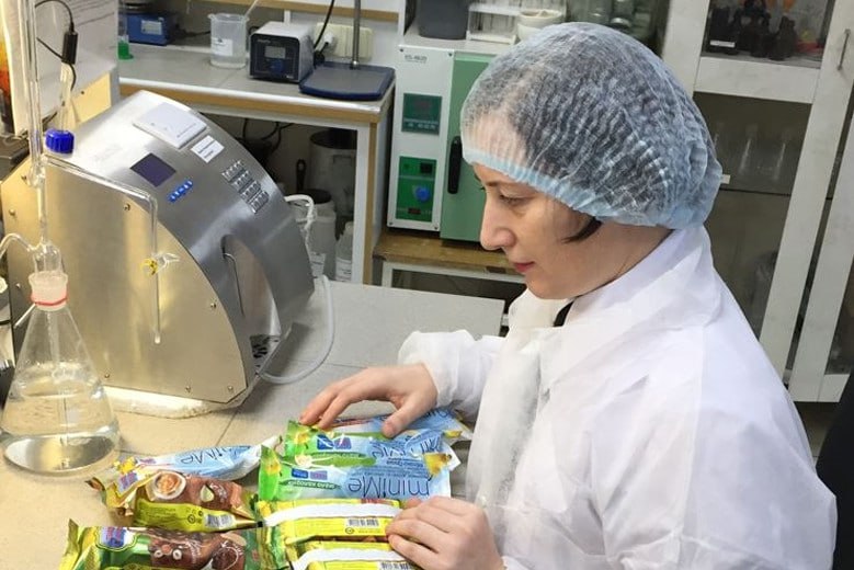 Около 800 тонн вологодского мороженого экспортировали в 2025 году за рубеж В 2025 году экспорт вырос в 4 раза Сладкий груз отправился в Монголию Сенегал Беларусь Китай Израиль и Казахстан Основной покупатель по прежнему Москва и область 31 Всего мороженое из Вологды продают в 36 регионах России Ежегодно на Вологодчине производят больше 30 тысяч тонн это больше 200 видов Всё делают из местного молока и сливок Вологда Регион 35ТВ в MAX