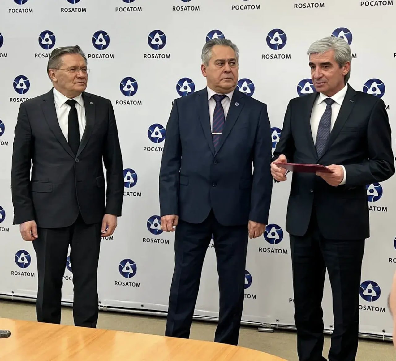 Ростехнадзор выдал лицензию на эксплуатацию энергоблока 2 Запорожской АЭС В Государственной корпорации по атомной энергии Росатом при участии Руководителя Федеральной службы по экологическому технологическому и атомному надзору Александра Трембицкого и Генерального директора ГК Росатом Алексея Лихачёва состоялась торжественная церемония вручения лицензии на эксплуатацию энергоблока 2 Запорожской атомной электростанции Александр Трембицкий поблагодарил за совместную работу сотрудников Ростехнадзора и Росатома подчеркнув Самое главное вручая очередную лицензию на второй энергоблок мы точно в срок выполняем свой график и выполняем Указ Президента Российской Федерации Сергей Лихачёв со своей стороны отметил Тот результат который мы сегодня имеем по безопасному состоянию Запорожской АЭС наше общее достижение с Ростехнадзором Лицензии полностью соответствуют российскому законодательству и международным стандартам что окончательно закрепляет юридический статус станции как объекта российской атомной энергетики Документ сроком действия в 10 лет подтверждает что оборудование энергоблока системы безопасности и квалификация персонала станции соответствуют требованиям российских норм и правил в области использования атомной энергии В 2025 году были выданы лицензии на эксплуатацию радиационных источников сухого хранилища отработавшего ядерного топлива СХОЯТ и энергоблока 1 Подписывайтесь на   Max Вести Приморск ВК Одноклассники   Rutube Объявления Чат Ответы и вопросы присылайте в наш чат бот Обратная связь