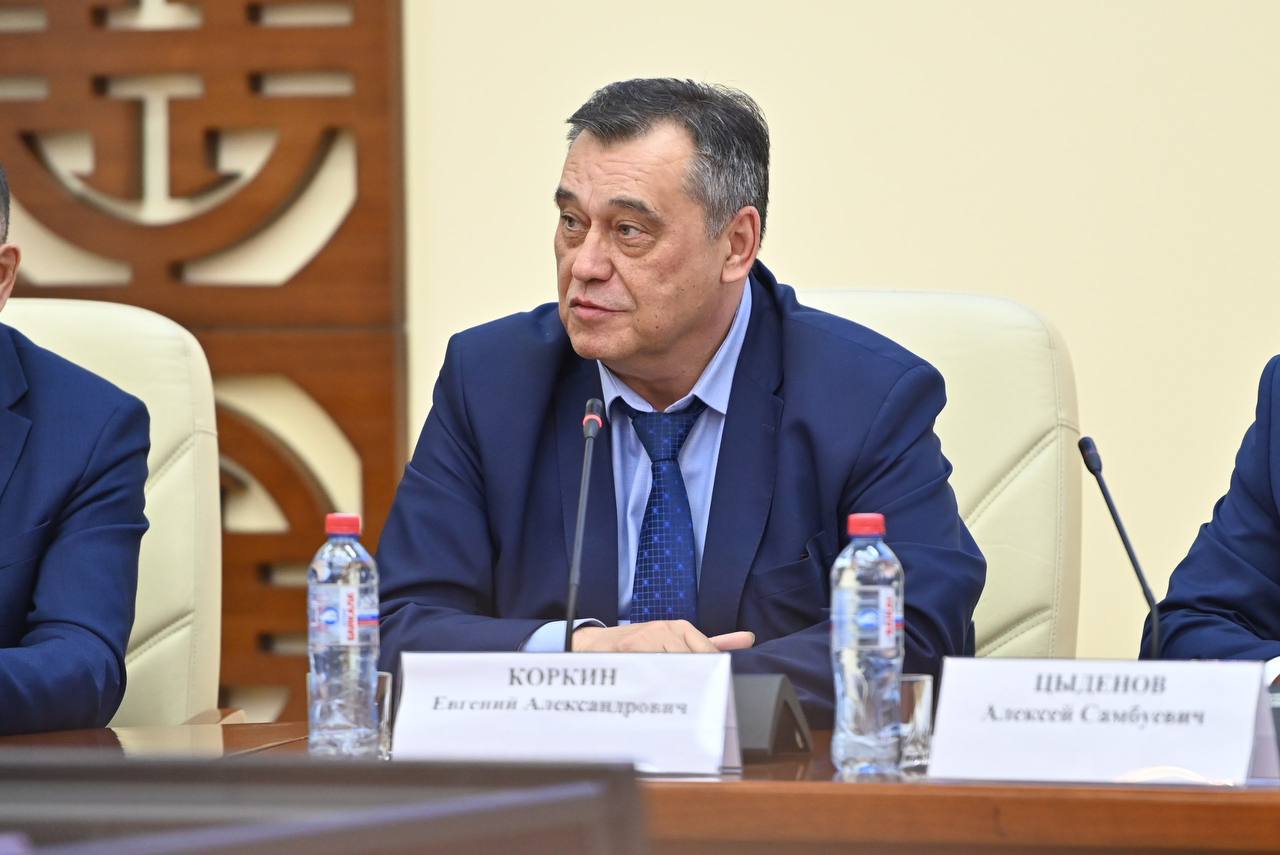 Глава Бурятии назначил министра строительства и ЖКК Евгений Коркин, ранее временно исполнявший обязанности министра, официально займет эту должность с 6 мая по указу Алексея Цыденова. Евгений Коркин окончил Бурятский педагогический университет и работал преподавателем. С 1991 года занимал руководящие посты в различных организациях, включая Союз промышленников и АО «Бурятэнерго». С 2011 года он был первым заместителем министра строительства и ЖКК Бурятии.