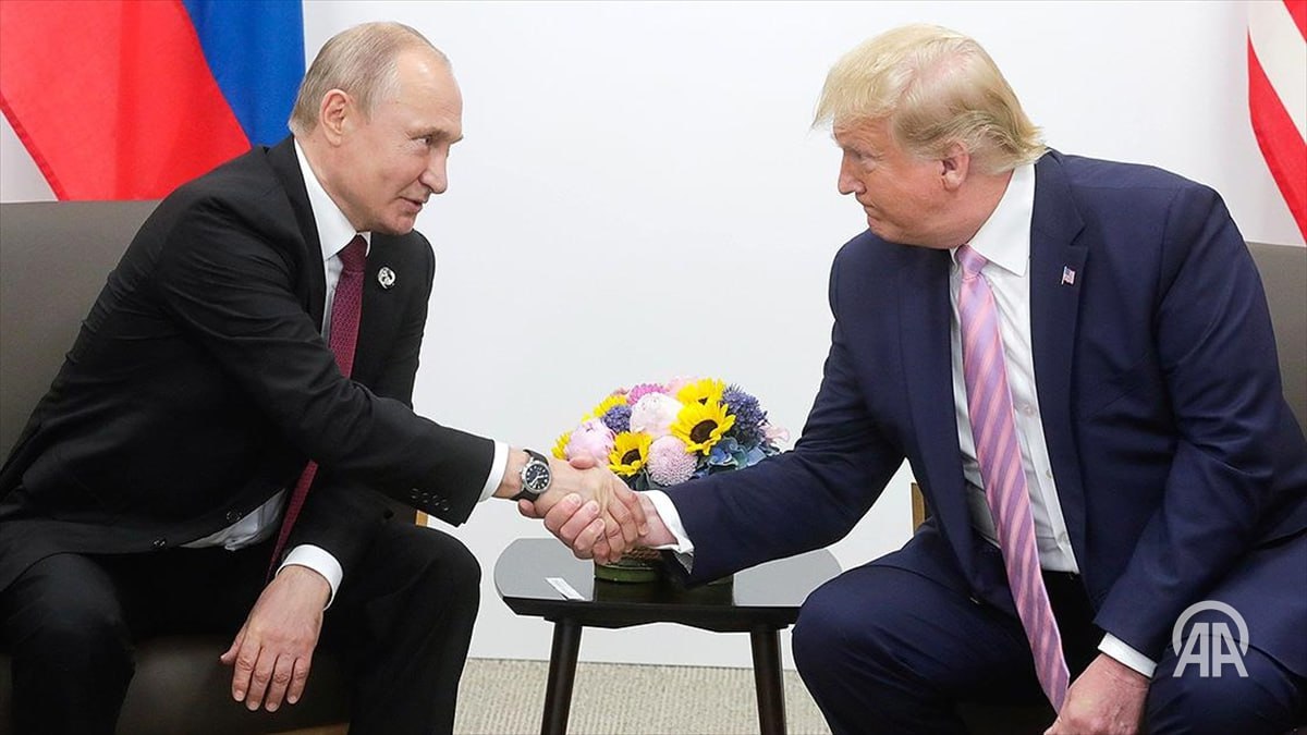 Трамп заявил, что он и Путин едины во мнении о необходимости прекращения войны между Израилем и Ираном Президент США Дональд Трамп заявил, что президент России Владимир Путин, как и он сам, считает необходимым прекращение войны между Израилем и Ираном. Об этом Трамп сообщил в своем аккаунте в социальной сети Truth Social, комментируя состоявшийся телефонный разговор с российским лидером. По словам Трампа, Путин позвонил ему по случаю дня рождения, и в ходе беседы стороны обсудили ситуацию вокруг Ирана. «Путин, как и я, считает, что война между Израилем и Ираном должна закончиться. А я в ответ сказал ему, что его собственная война с Украиной тоже должна закончиться», — написал Трамп. Он отметил, что разговор не был сосредоточен на российско-украинском конфликте, но добавил: « Путин осуществляет запланированные обмены пленными — большое количество пленных с обеих сторон немедленно обмениваются».