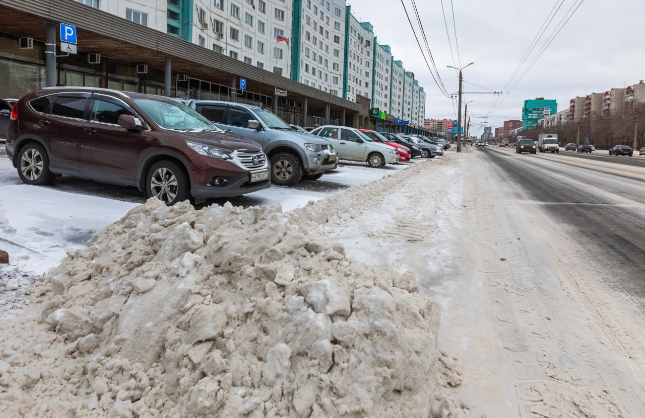 В Челябинской области упали продажи машин с пробегом В январе 2026 года жители Челябинской области приобрели на 16 меньше автомобилей с пробегом чем в декабре прошлого года Падение спроса аналитики Дрома назвали ожидаемым декабрьский ажиотаж вызванный повышением утильсбора исчерпал покупательскую активность на начало года Сильнее всего просели продажи китайских марок минус 26 к декабрю При этом их доля на вторичном рынке региона пока невелика и составляет всего 4 Меньше всего пострадали отечественные модели их купили на 14 реже Лидерами продаж среди Лад остаются Приора 2114 Самара Гранта Калина и десятка Японские автомобили потеряли 15 спроса Рекордсмены падения Toyota Camry минус 32 Mazda6 минус 30 и Toyota Corolla минус 29 Исключением стал Mitsubishi Lancer его напротив стали покупать на 7 чаще Немецкие модели упали на 15 Сильнее всего просел Mercedes Benz E класса минус 30 но при этом продажи Opel Astra взлетели на 32 а BMW 5 серии на 68 Корейский автопром потерял 17 спроса Лидер антирейтинга Daewoo Nexia с падением на 41 Hyundai Solaris выбирали на 17 реже У Kia Rio Sportage и Ceed спрос снизился на 10 Европейские и американские марки в январе потеряли 19 Ford Focus купили на 32 реже Renault Logan на 19 Chevrolet Lanos на 14 Наименьшие потери у Skoda Octavia минус 5 и Chevrolet Aveo минус 4 При этом по сравнению с январем 2025 года вторичный рынок всё же вырос на 1 Эксперты связывают это с более мягкими экономическими условиями ключевая ставка и курс рубля сейчас ниже чем год назад Однако сильного передела рыночных мест подобного 2022 2023 годам аналитики уже не ждут eugenejut