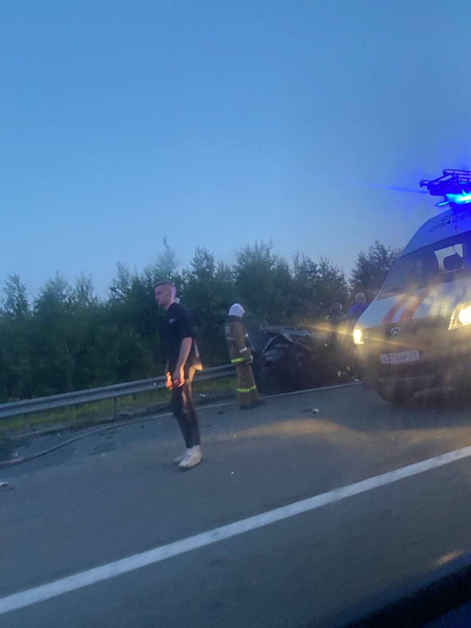 На трассе М-8 недалеко от Рикасихи произошло ДТП. На месте работают спасатели и скорая, очевидцы сообщают о пострадавших. Фото: Архангельск Без Цензуры 18+, telegram