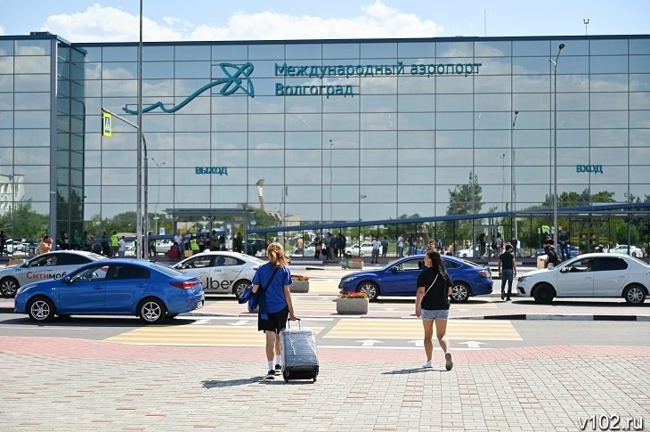 В волгоградском аэропорту почти на 12 часов перенесены прилет и вылет трех авиарейсов. Прилет борта из Калининграда авиакомпании «Икар» ожидается в 18-15 ч. вместо расчетного времени 05.55 ч. Также задерживаются вылеты двух самолетов в Сочи авиакомпаний «Икар» и Nordwind. Борты должны были покинуть Волгоград в 06.55 ч., однако ориентировочно они отправятся на курорт в 19.00 ч.