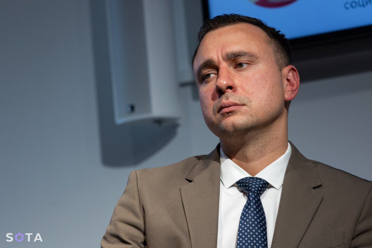 Иван Жданов официально уволен из ФБК На его место пришел глава IT отдела организации Владислав Романцов которого источники Соты называют номиналом ФБК не комментирует причины ухода Жданова Напомним что о его отстранении от руководства Сота сообщала еще в середине июля указывая причиной недовольство Юлии Навальной срывом им концерта памяти ее покойного супруга в Берлине При этом назначение Романцова месяц назад прогнозировал инсайдерский канал Отдел контроля Жданов официально уволен И как нетрудно догадаться ключевую роль тут сыграл лично Волков До конца августа Жданов покинет офис в Вильнюсе и уплывет в свободное плавание Впрочем свой YouTube канал он явно развивал не просто так по примеру Соболь он заранее подстелил себе соломку для создания публичного образа А вот новым директором ФБК а вернее номиналом станет глава IT отдела Владислав Романцов старый сотрудник и абсолютно удобный для Волкова человек Реальным же хозяином будет конечно сам Волков И как мы оцениваем он очень скоро добьет организацию превратив в пыль всё то ради чего Навальный отдал сначала свободу а потом и собственную жизнь