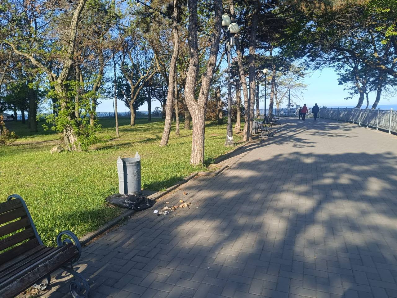 В Анапе неизвестный, устраивающий мусорный погром, попал на видео Утром на набережной и центральных улицах города-курорта уже несколько дней подряд коммунальщики, анапчане и туристы видят перевёрнутые урны, мусор на тротуаре. Причём урны не переполнены — мусор высыпан сознательно. -Это — вандализм и хулиганство. Камеры всё зафиксировали: на них чётко видно, как некий гражданин устраивает мусорный перфоманс. Кто узнал красавца? Запись уже передана в полицию. Личность устанавливается. Напоминаем: вандализм — административное правонарушение, а в ряде случаев и уголовно наказуемое деяние,-говорится в сообщении управления ЖКХ мэрии Анапы. Коммунальщики просят всех с пониманием относиться к ситуации. Если где-то временно не успели убрать — скорее всего, это не «не убирают», а опять кто-то разнёс. #АнапаСегодня #НовостиАнапыСегодня #НовостиАнапы #АнапаНовости #ВсеНовостиАнапы #АнапаМедиа #СвежиеНовостиАнапы #АктуальныеНовостиАнапы