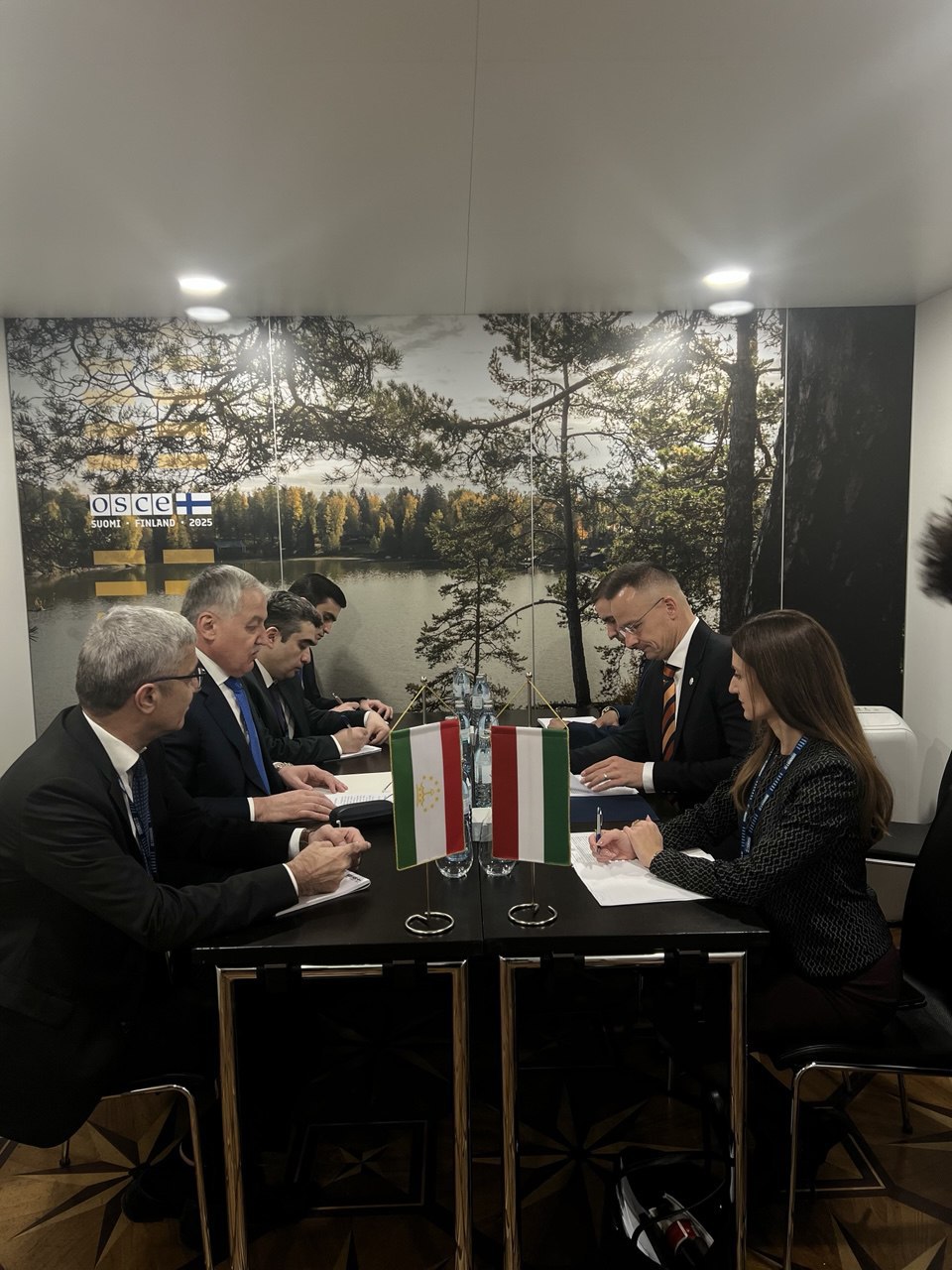 Встреча министров иностранных дел Таджикистана и Венгрии 4 декабря 2025 года в Вене на полях 32 го заседания Совета министров иностранных дел Организации по безопасности и сотрудничеству в Европе ОБСЕ состоялась встреча Министра иностранных дел Республики Таджикистан Сироджиддина Мухриддина с Министром иностранных дел и внешней торговли Венгрии Петером Сийярто В ходе встречи стороны обсудили вопросы двустороннего сотрудничества между Таджикистаном и Венгрией в том числе в политической экономической и торговой сферах в области образования а также взаимодействие с Европейским Союзом и многосторонних отношений в рамках международных организаций и другие вопросы представляющие взаимный интерес включая ситуацию в Афганистане Муфассал Подробнее Read more mfa tj