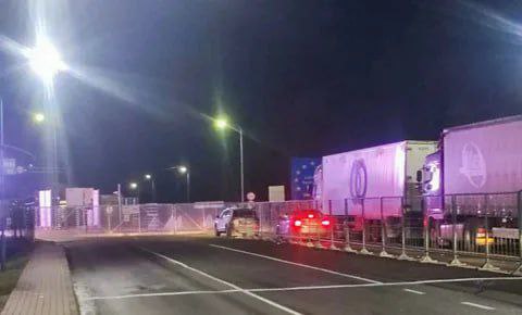 С 29 октября отменяются все международные автобусные рейсы между Минском и Вильнюсом Каунасом в связи с тем что Литва в одностороннем порядке закрыла границу с Беларуью Об этом сообщили в Минсктрансе Под отмену попали маршруты Минск Каунас отправление в 7 00 и 11 00 Минск Вильнюс в 4 30 и 8 30 Не состоятся также обратные рейсы из Вильнюса 14 00 и 23 30 и Каунаса 13 50 16 00 и 17 30 В Минсктрансе пояснили что меры вынужденные вызваны решением литовской стороны Пассажиров просят с пониманием отнестись к временным неудобствам   Ранее МИД Беларуси вручил ноту литовскому дипломату в знак протеста против одностороннего закрытия границы без предварительного уведомления граница автобусы МинскВильнюс vileykaby