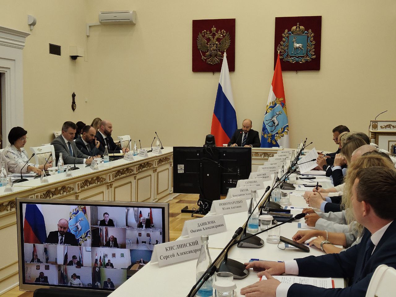 В правительстве региона началось оперативное совещание под председательством губернатора Самарской области Вячеслава Федорищева. В повестке заседания - несколько вопросов Итоги рабочего визита в муниципальный район Хворостянский Самарской области Инциденты в социальных сетях за неделю Рассмотрение обращений граждан ГТРК "Самара"