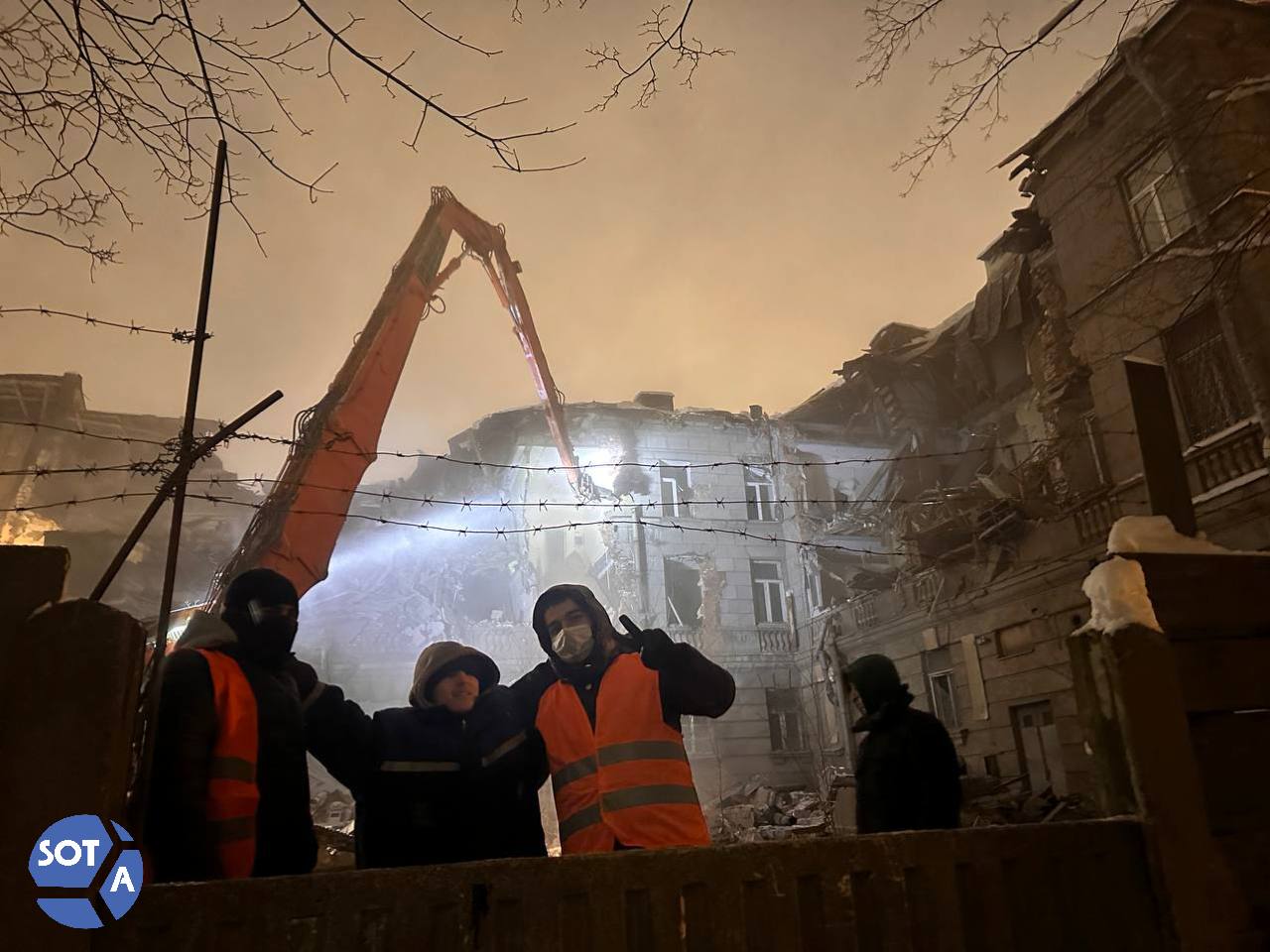 Бастрыкин потребовал доклад после разгона активистов протестовавших против сноса ВНИИБ Глава Следственного комитета России Александр Бастрыкин поручил представить доклад о принятых решениях из за сноса здания и дать им правовую оценку В СК отметили что приняли такое решение на фоне общественного резонанса Ранее им поступило заявление о признании здания объектом культурного наследия и недопустимости сноса Конфликт между жителями Петербурга и застройщиком произошел 8 января во время работ по сносу бывшего Всесоюзного НИИ целлюлозно бумажной промышленности ВНИИБ Активисты пытались помешать демонтажу временно работы удалось приостановить однако снос здания продолжился и участников начали задерживать ОВД Инфо писали что в 36 отделе полиции на 15 задержанных составили протоколы по статье об организации массового одновременного пребывания граждан повлекшего нарушение общественного порядка ст 20 2 2 КоАП Возбуждено уголовное дело в отношении 54 летнего градозащитника Антона Глухова участвовавшего в акциях против сноса здания ВНИИБ Фото архив SOTAvision