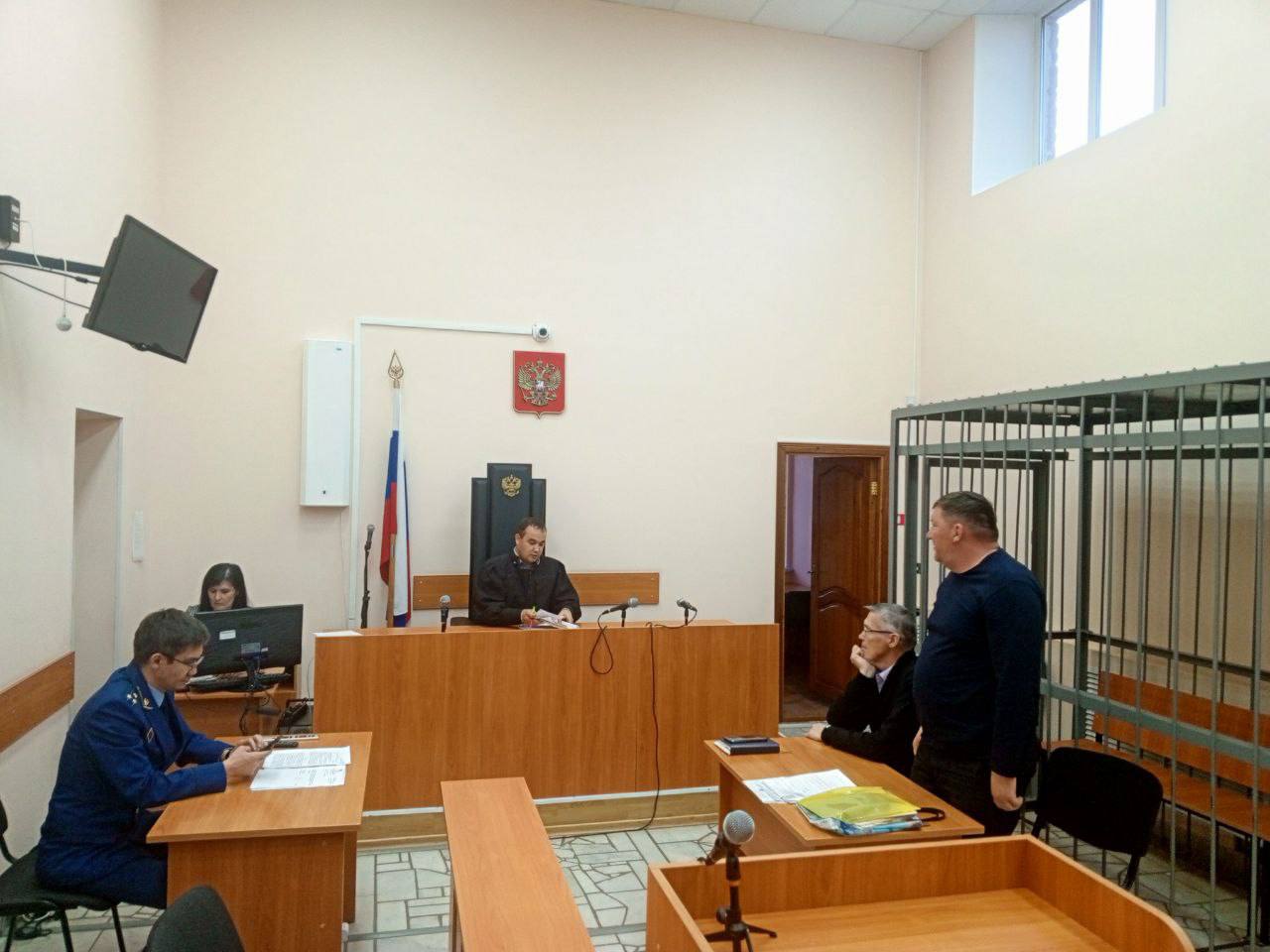 В Башкирии задержали мэра Мелеуза и бывшего замглавы района Как сообщили в региональной прокуратуре их обвиняют в посредничестве во взятке п б ч 3 ст 291 1 УК РФ Речь идет о мэре Олеге Воробьеве и экс замглавы Меоеузовского района Альберте Таймасове По предварительным данным с августа по сентябрь местный бизнесмен пытался передать главе района через чиновников 200 тыс рублей За вознаграждение тот должен был посодействовать в незаконном заключении аренды на земельный участок под размещение цветочного ларька Однако глава муниципалитета деньги не взял и сообщил о взятке правоохранителям В итоге Воробьева и Таймасова задержали До 17 декабря мэра Мелеуза заключили под домашний арест а бывшего главу Мелеузовского района под стражу utv ru Подпишитесь на ufa rb