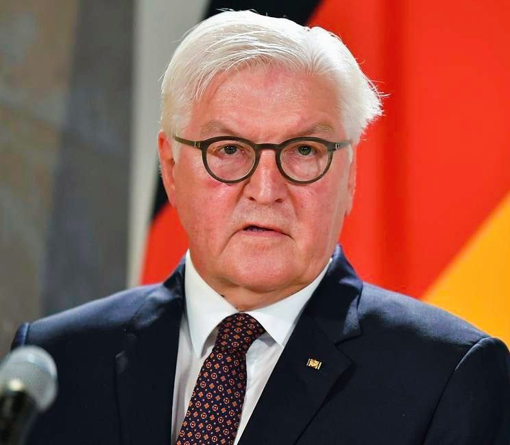 Президент Германии Франк Вальтер Штайнмайер резко раскритиковал внешнюю политику США при Дональде Трампе и призвал мир не допустить чтобы мировой порядок превратился в логово разбойников где недобросовестные люди берут то что хотят Это заявление было сделано после действий США в Венесуэле Штайнмайер заявил что глобальная демократия находится под угрозой как никогда ранее Наш самый важный партнер США которые помогли построить этот мировой порядок также разрушает ценности Мы должны предотвратить превращение мира в логово разбойников где регионы или целые страны рассматриваются как собственность нескольких великих держав В угрожающих ситуациях необходимо активное вмешательство и такие страны как Бразилия и Индия необходимо убедить в необходимости защиты мирового порядка сказал он