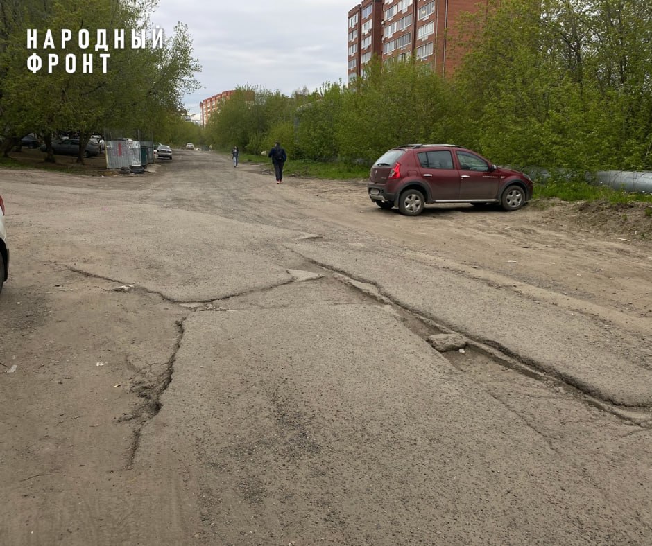 Внутриквартальные и придомовые дороги на улице Ивана Черных представляют опасность как для автомобилистов, так и для пешеходов. Жители улицы Ивана Черных в Томске уже не первый год мучаются с убитыми придомовыми и внутриквартальными дорогами. Самые глубокие ямы и трещины в асфальтовом покрытии наблюдаются напротив домов №№ 36-38. Из-за больших повреждений на этом участке дороги возникают аварийные ситуации, бьются автомобили. Серьезные неудобства испытывают и пешеходы, особенно после дождя и таяния снега, когда ямы заполняются водой. Людям приходиться пробираться сквозь грязь и лужи, поскольку иных путей обхода проблемных участков попросту нет. Народный фронт просит администрацию Октябрьского района Томска включить проблемные участки в программу ремонта дворовых территорий и внутриквартальных проездов. Также необходимо подключить к ремонту придомовой дороги УК «Управа», которая обслуживает один из этих домов.