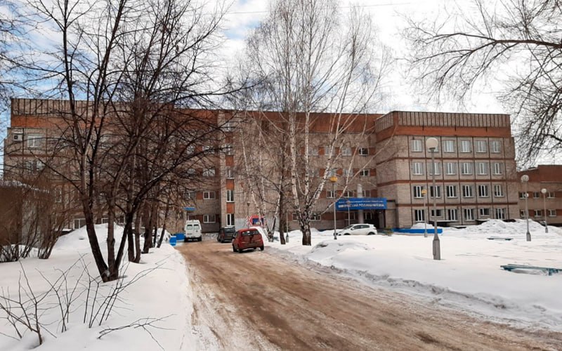 Шесть малышей погибли в новокузнецком роддоме Ngs42 Шесть новорожденных скончались в Новокузнецком роддоме 1 во время январских каникул сообщает Ngs42 со ссылкой на источник в минздраве Кемеровской области При этом трое погибли в один день 8 января пишет издание Причины смерти устанавливаются Официальных комментариев от властей не поступало Роддом подтвердил приостановку приёма женщин но объяснил это карантином из за ОРВИ Роддом работает при Новокузнецкой городской клинической больнице 1 Её возглавляет Виталий Херасков он некоторое время был заместителем министра здравоохранения всей Кемеровской области Сейчас министерство которому принадлежит больница возглавляет Андрей Тарасов Подписаться Прислать новость Помочь бустами