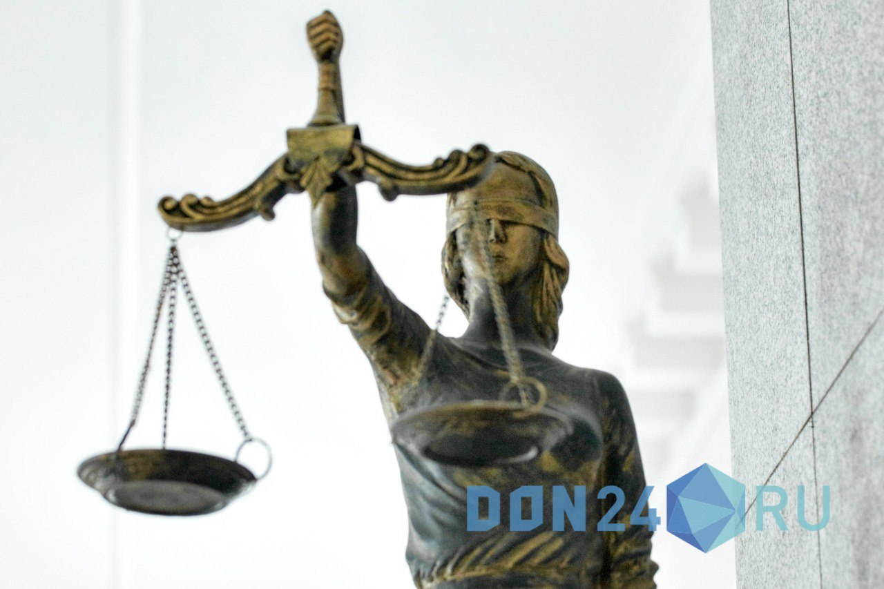 В Новочеркасске осудили мужчину за покушение на дачу взятки Городской суд Новочеркасска вынес приговор 44 летнему местному жителю признав его виновным в преступлении предусмотренном частью 3 статьи 30 и частью 3 статьи 291 Уголовного кодекса РФ Покушение на дачу взятки Об этом сообщает пресс служба прокуратуры Ростовской области В ходе судебного разбирательства с участием государственного обвинителя установили что в сентябре текущего года обвиняемый пытался передать сотруднику ДПС 35 тыс рублей чтобы избежать административной ответственности за управление автомобилем в состоянии алкогольного опьянения Инспектор отказался принимать деньги и пресек незаконные действия мужчины Суд приговорил новочеркасца к двум годам лишения свободы с отбыванием наказания в исправительной колонии общего режима ИА ДОН 24 Отправить новость