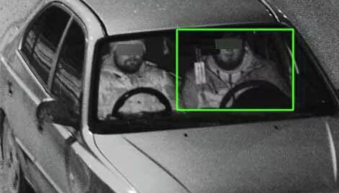 В Омске владелец Hyundai Accent получил сразу два штрафа за непристегнутый ремень безопасности поскольку его пассажир сидел в салоне со вторым рулем и дорожная камера его тоже идентифицировала как водителя В итоге общая сумма штрафов по ст 12 6 КоАП РФ составила 3 тысячи рублей Об этом сообщает агентство РИА Новости