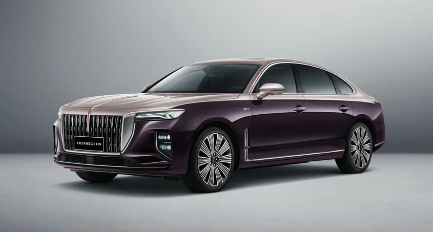 Hongqi H9 получит в России мощную полноприводную версию за 10 миллионов рублей К запуску на нашем рынке готовится седан с наддувным трёхлитровым V6 мощностью 326 л с и 450 Нм автоматической коробкой и полным приводом Такой Hongqi H9 сможет разгоняться до сотни за 6 5 секунды при 245 км ч максимальной скорости Для сравнения заднеприводная версия большого седана с двухлитровым 245 сильным мотором и роботом набирает 100 км ч за 7 8 секунды и разгоняется до 230 км ч Топовый H9 получит также пневмоподвеску с возможностью изменения дорожного просвета улучшенные регулировки заднего дивана отделку салона кожей наппа в сочетании с алькантарой и карбоном доводчики дверей и беспроводную зарядку для смартфонов на втором ряду В прайс листе эта модификация обозначена как Executive Restyling цена 9 990 000 рублей Обычный Hongqi H9 стоит сегодня 4 777 500 рублей На изображении Hongqi H9 с V6 для рынка Китая autoruonline