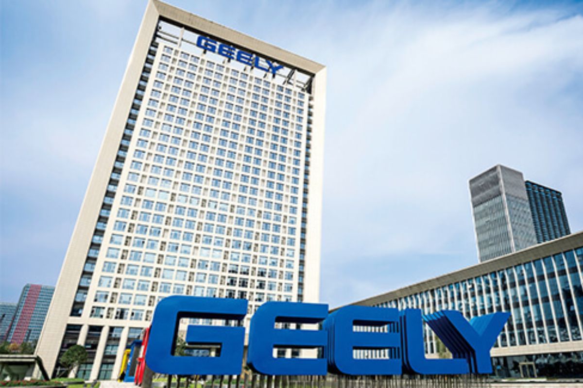 Geely хочет купить китайского производителя премиальных электрокаров Zeekr за $6,4 млрд Предложение о покупке Zeekr появилось почти ровно через год после выхода компании на Нью-Йоркскую биржу. В этом году акции Zeekr упали примерно на 20% из-за пошлин на экспорт китайских электромобилей. Для владельца Geely миллиардера Ли Шуфу эта сделка — часть стратегии по консолидации, синергии и сокращению расходов для того, чтобы снизить убытки некоторых автопроизводителей холдинга.